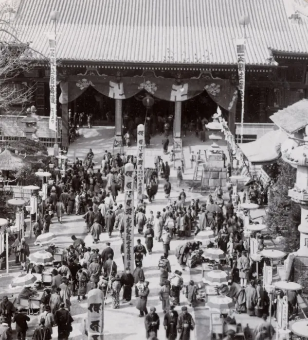 Framed Print : Crowds outside the Asakusa temple, Tokyo, c. 1900 Framed Print : Crowds outside the Asakusa temple, Tokyo, c. 1900