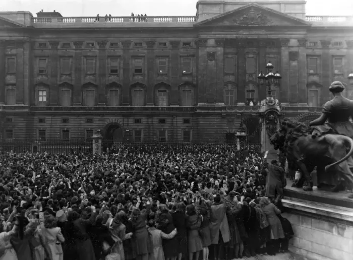 Framed Print : Crowds outside Buckingham Palace - royal wedding 1947 Framed Print : Crowds outside Buckingham Palace - royal wedding 1947