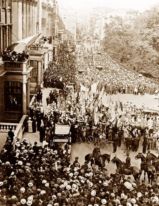 Framed Print : Crowds outside the Italian Embassy in London during WW1 Framed Print : Crowds outside the Italian Embassy in London during WW1