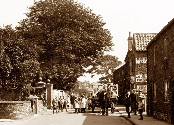 Framed Print : Crowle High Street early 1900s Framed Print : Crowle High Street early 1900s