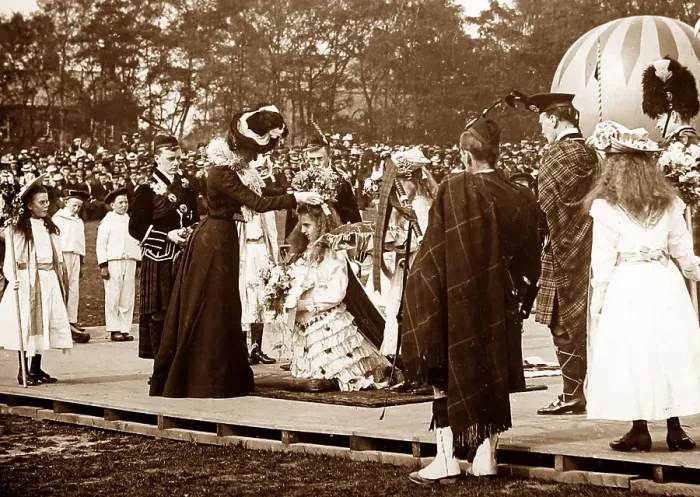 Framed Print : Crowning the May Queen, Leyland, Lancashire in 1900 Framed Print : Crowning the May Queen, Leyland, Lancashire in 1900