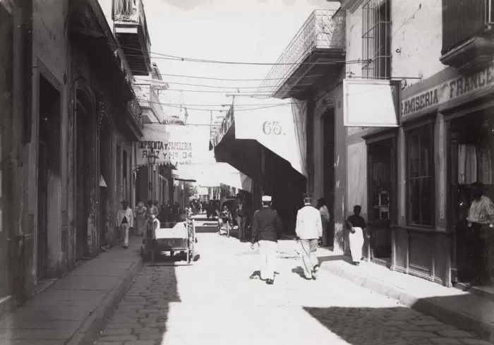 Framed Print : Cuba: Obispo Street, Havana Framed Print : Cuba: Obispo Street, Havana