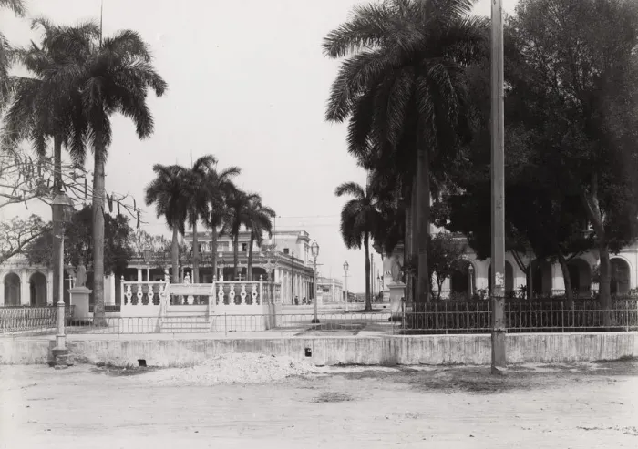 Framed Print : Cuba: street scene Cienfuegos Framed Print : Cuba: street scene Cienfuegos