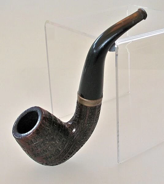 A curved stem pipe, finely hand carved - WWI