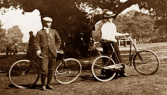 Framed Print : Cyclists at the Major Oak, Sherwood Forest, early 1900s Framed Print : Cyclists at the Major Oak, Sherwood Forest, early 1900s