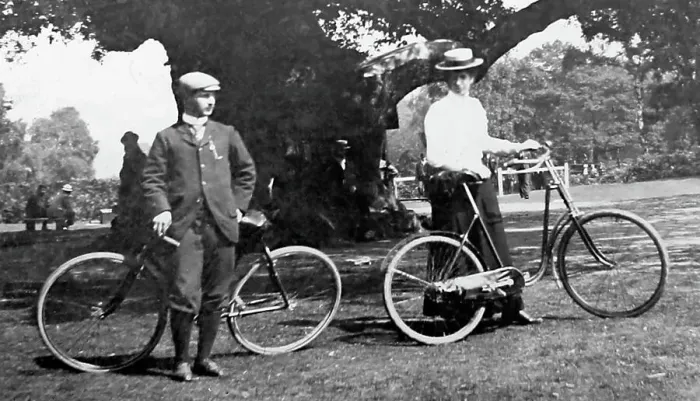 Framed Print : Cyclists at the Major Oak, Sherwood Forest, early 1900s Framed Print : Cyclists at the Major Oak, Sherwood Forest, early 1900s