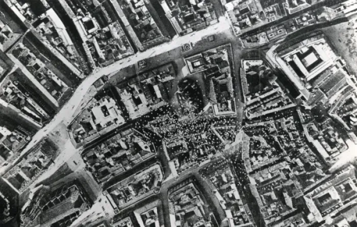 Framed Print : D Annunzios propaganda drop over Vienna, WW1 Framed Print : D Annunzios propaganda drop over Vienna, WW1