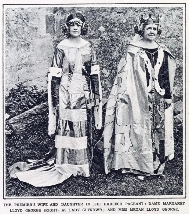 Framed Print : Dame Margaret Lloyd George (1864 - 1941), wife of British Prime Minister David Lloyd George, dressed as Lady Glyndwr, with their daughter Miss Megan Lloyd George (1902-1966) at the Harlech Pageant. Date: 1922 Framed Print : Dame Margaret Lloyd George (1864 - 1941), wife of British Prime Minister David Lloyd George, dressed as Lady Glyndwr, with their daughter Miss Megan Lloyd George (1902-1966) at the Harlech Pageant. Date: 1922