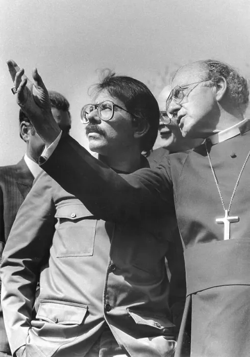 Framed Print : Daniel Ortega with Archbishop Robert Runcie Framed Print : Daniel Ortega with Archbishop Robert Runcie