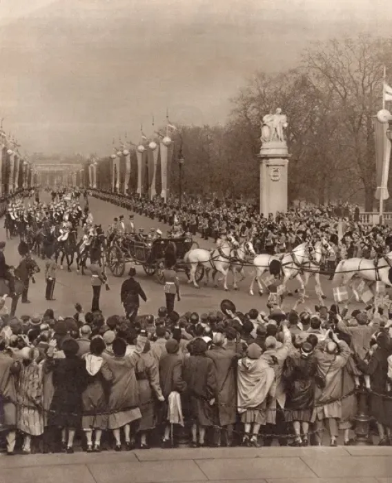 Framed Print : Danish royal visitors arriving at Buckingham Palace Framed Print : Danish royal visitors arriving at Buckingham Palace