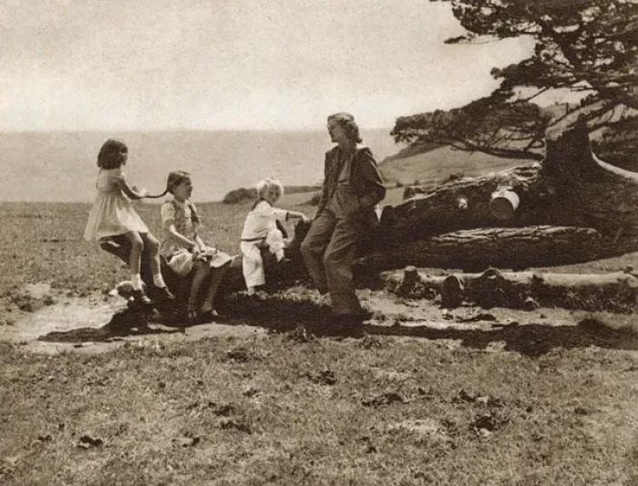 Framed Print : Daphne du Maurier and children at Menabilly, 1944 Framed Print : Daphne du Maurier and children at Menabilly, 1944