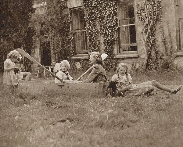 Daphne du Maurier and children at Menabilly, 1944