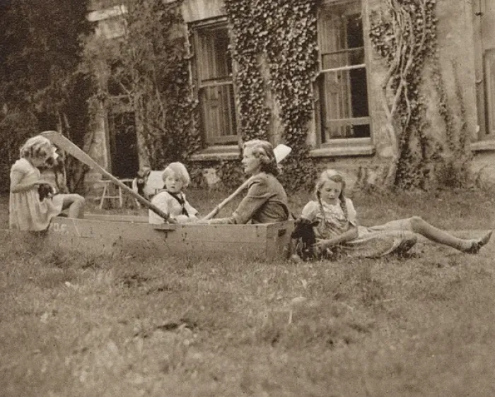 Framed Print : Daphne du Maurier and children at Menabilly, 1944 Framed Print : Daphne du Maurier and children at Menabilly, 1944