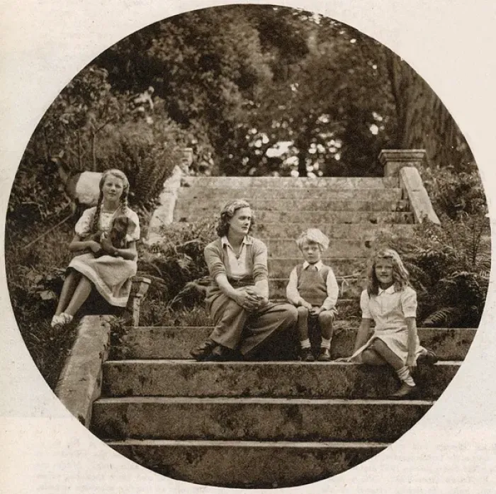 Framed Print : Daphne du Maurier at their Cornish home, Menabilly, 1945 Framed Print : Daphne du Maurier at their Cornish home, Menabilly, 1945