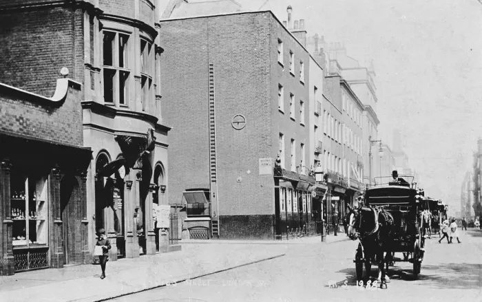 Framed Print : Davies Street and Mount Row, Mayfair, London W1 Framed Print : Davies Street and Mount Row, Mayfair, London W1
