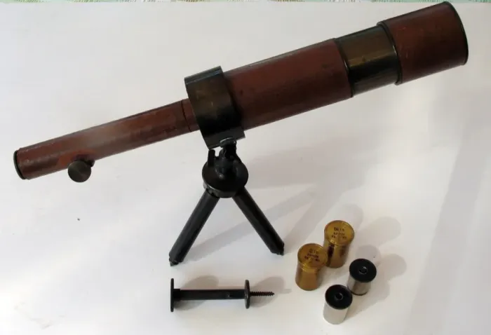 Framed Print : The Davon patent brass spotting telescope, WW1 Framed Print : The Davon patent brass spotting telescope, WW1