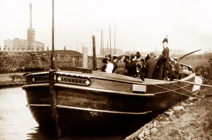 Framed Print : Day trip on the Leeds and Liverpool Canal in 1901 Framed Print : Day trip on the Leeds and Liverpool Canal in 1901