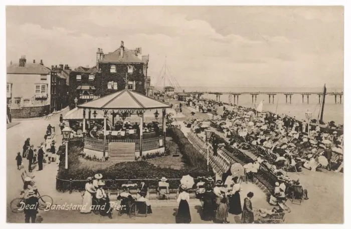 Framed Print : DEAL / KENT / BANDSTAND / PIER Framed Print : DEAL / KENT / BANDSTAND / PIER