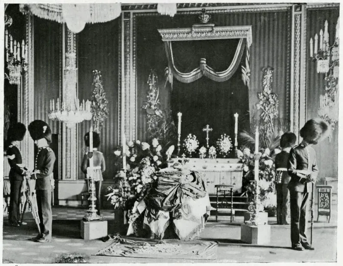 Framed Print : Death of Edward VII - soldiers guard coffin 1910 Framed Print : Death of Edward VII - soldiers guard coffin 1910