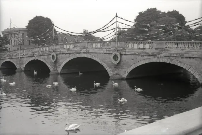 Framed Print : Decorations on the Bridge over River Great Ouse at Bedford Framed Print : Decorations on the Bridge over River Great Ouse at Bedford