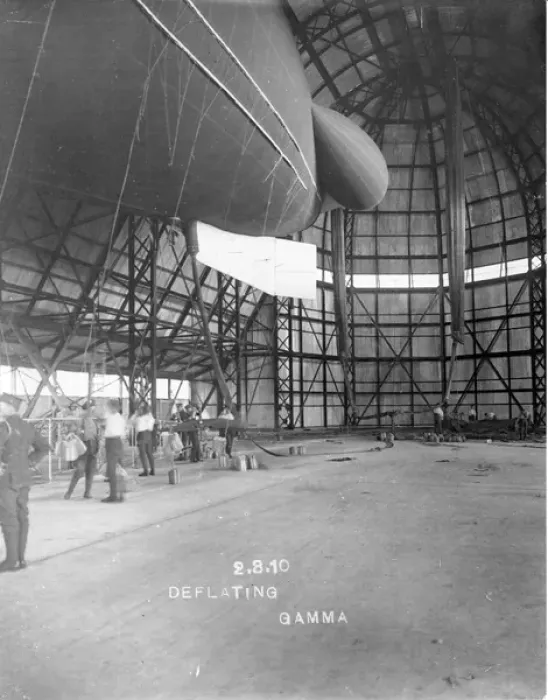 Framed Print : Deflating Gamma inside the airship shed at Farnborough Framed Print : Deflating Gamma inside the airship shed at Farnborough