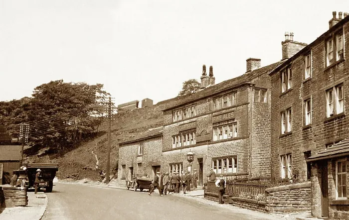 Framed Print : Delph Cross Keys Inn early 1900s Framed Print : Delph Cross Keys Inn early 1900s