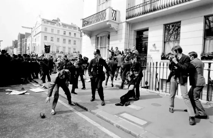 Framed Print : Demonstration in Chesham Place, Belgravia, London, with a struggle between protesters Framed Print : Demonstration in Chesham Place, Belgravia, London, with a struggle between protesters