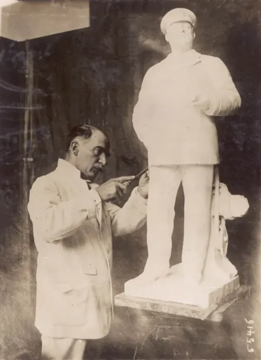Framed Print : Denys Geuch with statue of Edward VII Framed Print : Denys Geuch with statue of Edward VII