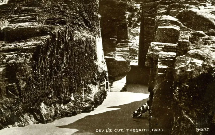 Framed Print : Devil's Cut, Tresaith, Cardigan, Wales