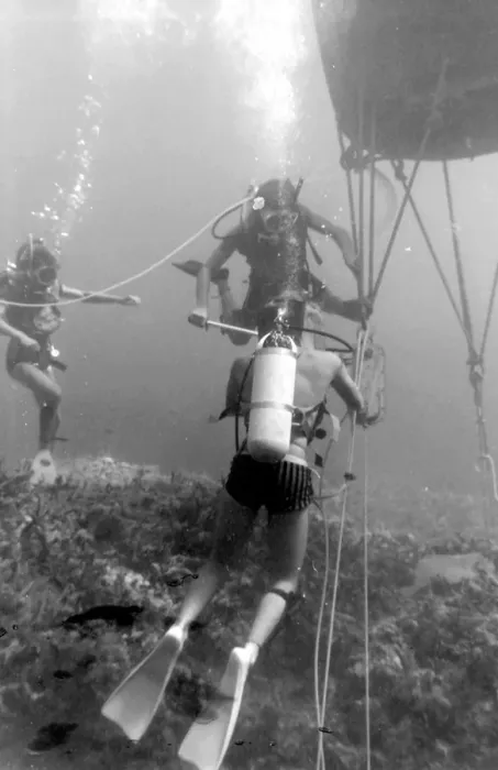 Framed Print : Divers with underwater house off the coast of Malta Framed Print : Divers with underwater house off the coast of Malta