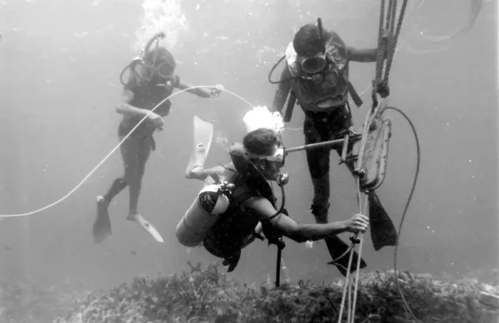 Framed Print : Divers with underwater house off the coast of Malta Framed Print : Divers with underwater house off the coast of Malta