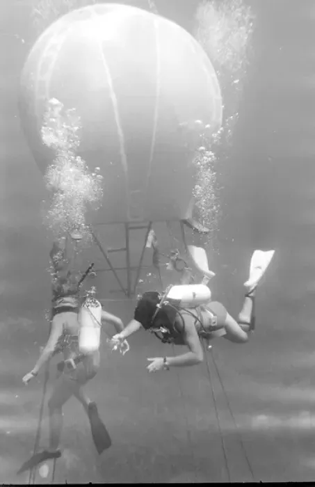 Framed Print : Divers with underwater house off the coast of Malta Framed Print : Divers with underwater house off the coast of Malta