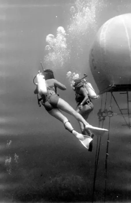 Framed Print : Divers with underwater house off the coast of Malta Framed Print : Divers with underwater house off the coast of Malta