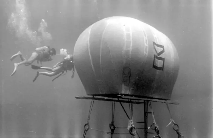 Framed Print : Divers with underwater house off the coast of Malta Framed Print : Divers with underwater house off the coast of Malta