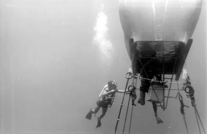 Framed Print : Divers with underwater house off the coast of Malta Framed Print : Divers with underwater house off the coast of Malta