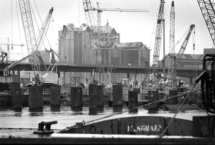 Framed Print : Docklands development, London, England Framed Print : Docklands development, London, England