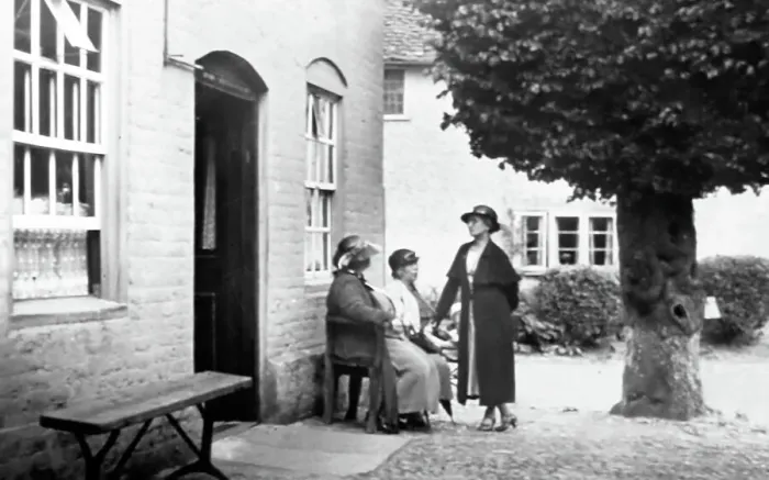 Framed Print : The Dolphin Inn, Betchworth, early 1900s Framed Print : The Dolphin Inn, Betchworth, early 1900s