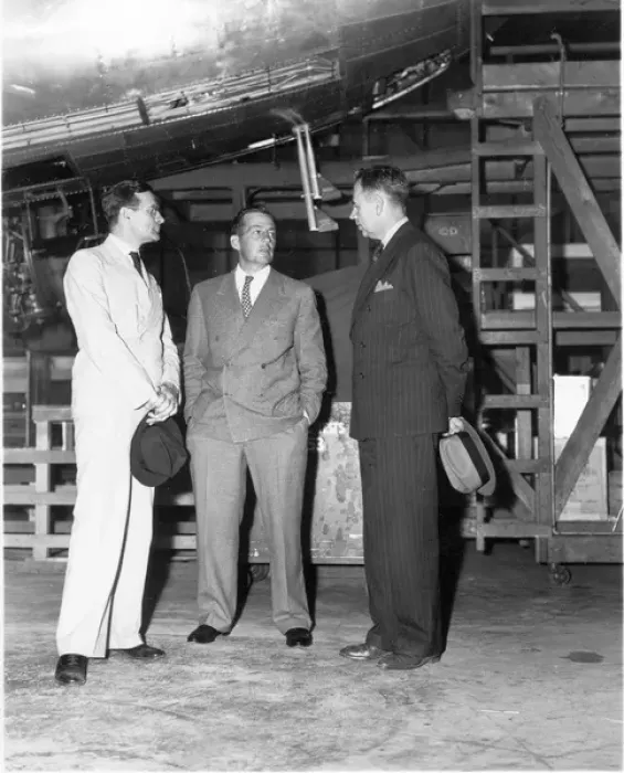 Framed Print : Donald Wills Douglas Sr (1892-1981) (centre) with NYA offici