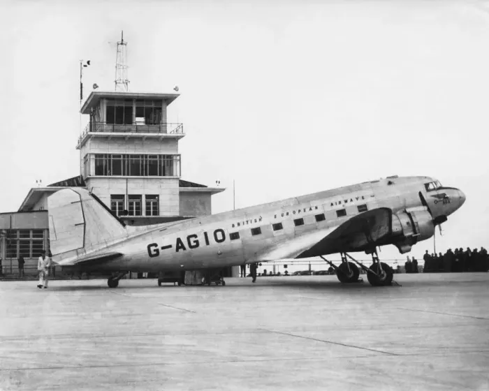 Framed Print : Douglas DC-3 Framed Print : Douglas DC-3