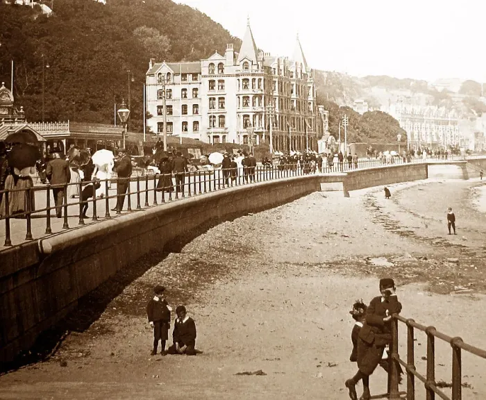 Framed Print : Douglas Promenade, Isle of Man, early 1900s Framed Print : Douglas Promenade, Isle of Man, early 1900s