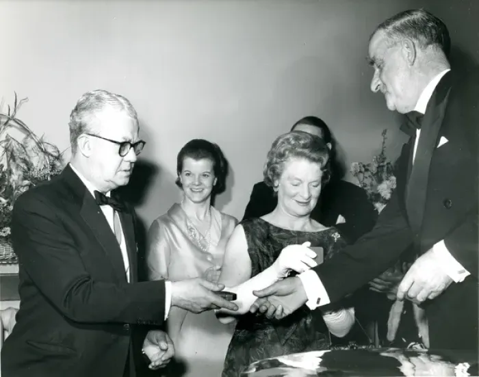 Framed Print : Dr Archie ballantyne, RAeS Secretary, right, presents Si? Framed Print : Dr Archie ballantyne, RAeS Secretary, right, presents Si?