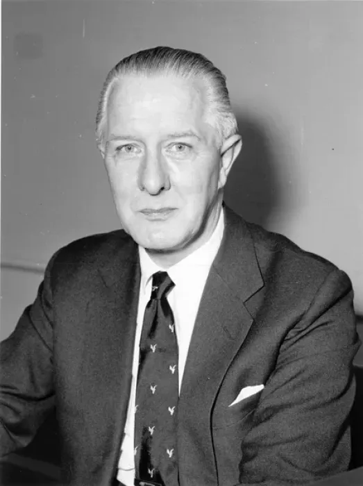 Framed Print : Dr Es Moult CBE - RAeS President (1961-1962) Framed Print : Dr Es Moult CBE - RAeS President (1961-1962)