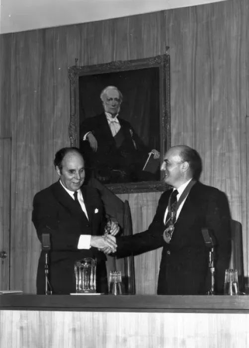 Framed Print : Dr George Steedman Hislop (left) RAeS President 1973-1974 Framed Print : Dr George Steedman Hislop (left) RAeS President 1973-1974