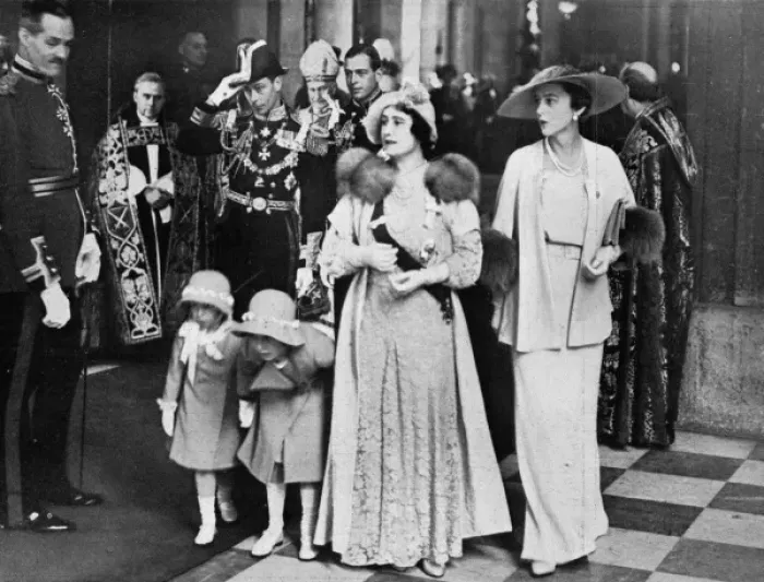 Framed Print : The Duchess of York with her daughters Framed Print : The Duchess of York with her daughters