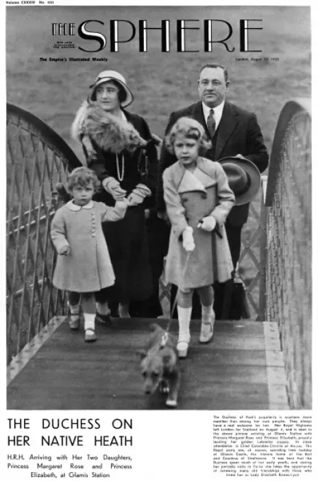 Framed Print : The Duchess of York and her daughters at Glamis Station Framed Print : The Duchess of York and her daughters at Glamis Station