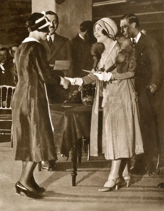 Framed Print : The Duchess of York presents an award to Nippy of the Year Framed Print : The Duchess of York presents an award to Nippy of the Year