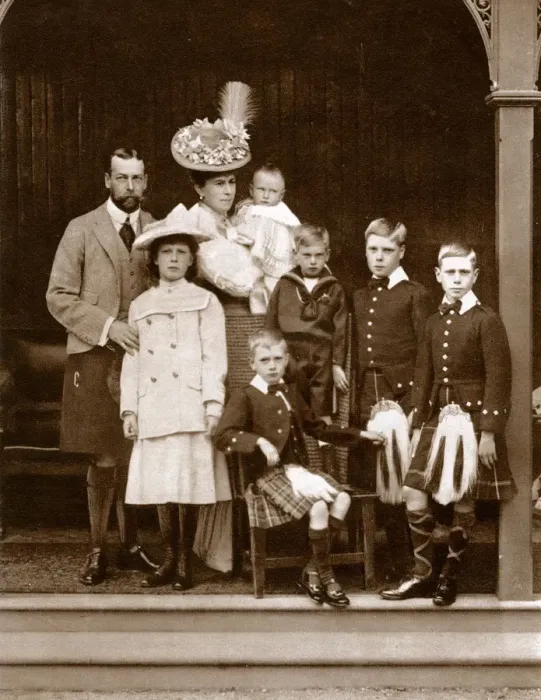 Framed Print : Duke and Duchess of York with their six children Framed Print : Duke and Duchess of York with their six children