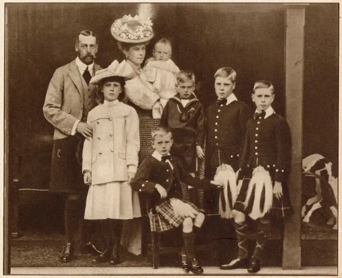 Framed Print : Duke and Duchess of York with their six children, taken at Abergeldie, (left to right) Duke of York (later George V), (1865 - 1936), Princess Mary, later Viscountess Lascelles, (1897 - 1965), Duchess of York, Mary of Teck (later Queen Mary consort) Framed Print : Duke and Duchess of York with their six children, taken at Abergeldie, (left to right) Duke of York (later George V), (1865 - 1936), Princess Mary, later Viscountess Lascelles, (1897 - 1965), Duchess of York, Mary of Teck (later Queen Mary consort)