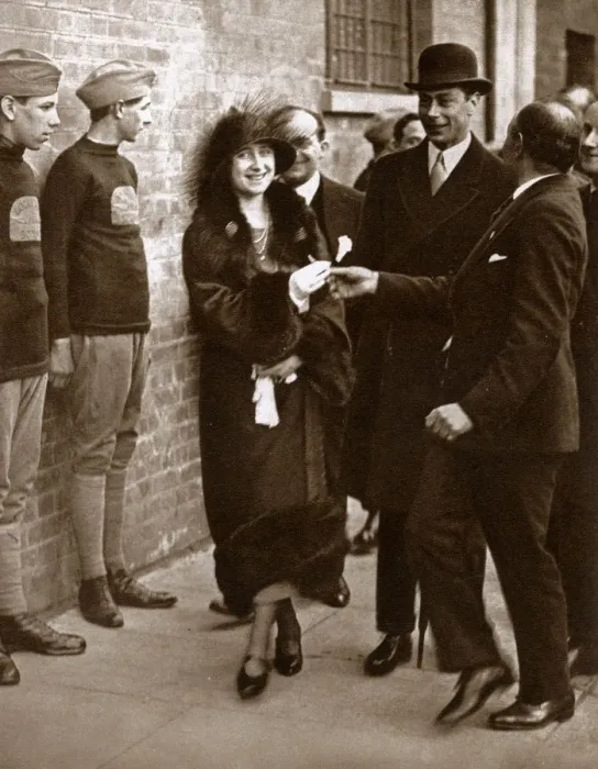 Framed Print : Duke and Duchess of York visiting Docklands - April 1924 Framed Print : Duke and Duchess of York visiting Docklands - April 1924