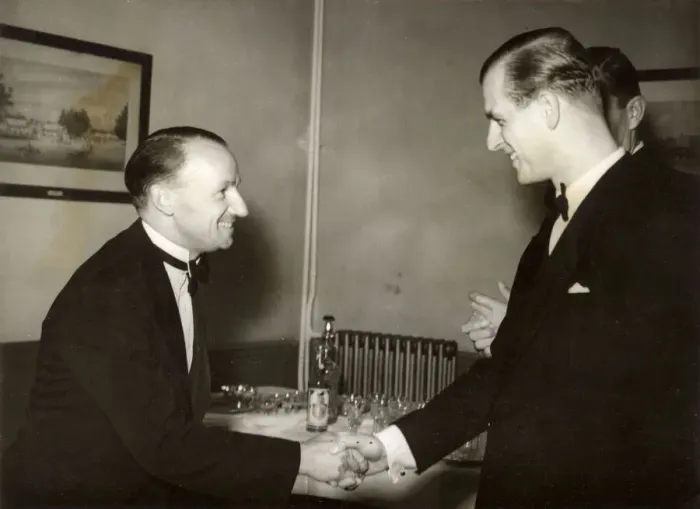 Framed Print : The Duke of Edinburgh meeting Cricketer Donald Bradman Framed Print : The Duke of Edinburgh meeting Cricketer Donald Bradman